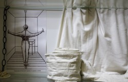 Смирительная рубашка белого цвета. 2000-е гг.
